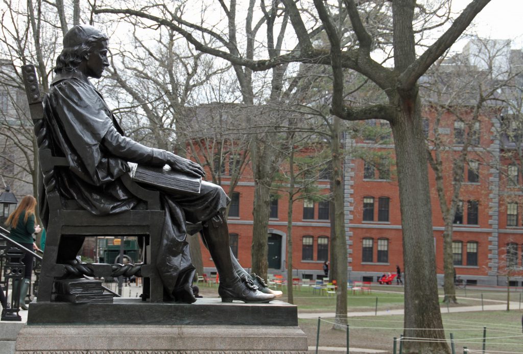 Estátua de John Harvard no campus da Harvard University.