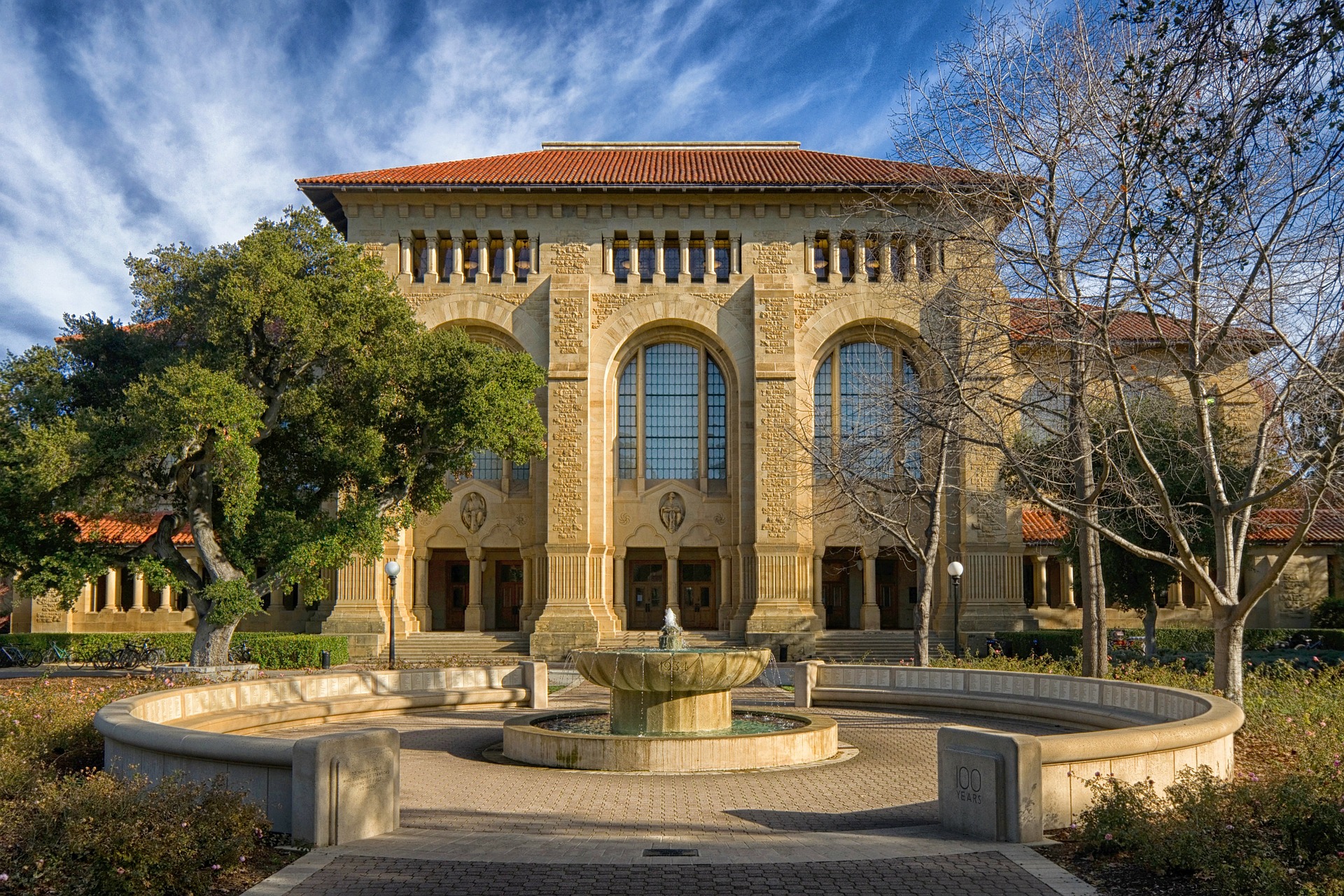 Além-da-qualidade-de-ensino-Stanford-também-é-conhecida-pela-beleza-do-seu-campus.